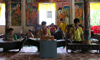 Nhóm trẻ chơi nhạc ngũ âm ở chùa Dơi